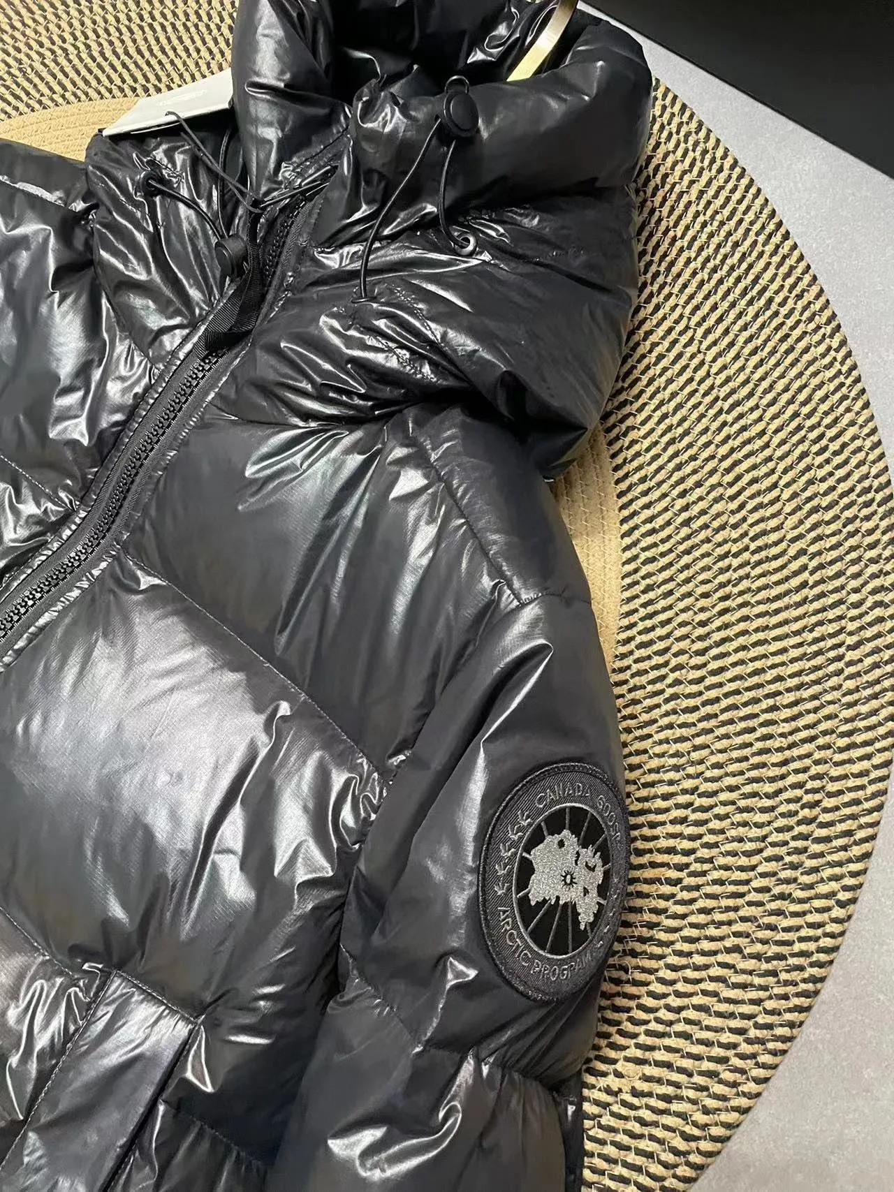 P780 Black Black Label Top Version 𝘾𝘼𝙉𝘼𝘿𝘼 𝙂𝙊𝙊𝙎𝙀/Canada Goose 2023 Limited New Crofton Puff Down Jacket Pure Guangzhou Inspection 95 White Duck Down Filling‼  Top version, ceiling level‼ Crofton soft bread, the latest style in 2023, has a cold protection effect of up to level 4. It is made of recycled Feather-Light tear-resistant fabric. It is ultra-light and has no weight on the upper body at all! The unique black label highlights your temperament‼  Canada Goose, a Canadian brand, has always been recognized as the warmest down jacket. Various Instagram celebrities, Internet celebrities, and celebrities often wear it for street photos. I do Canada Goose every year, but I still can’t get rid of my love for geese. No matter how cold the winter is, there is no need to be afraid, because there are geese! Filled with 80% white duck down, Canada Goose is the legendary warmest down jacket and is known as a must-have for Arctic outdoor sports! The most popular down jacket in the world, celebrities are rushing to buy it, it is a must-have! Same style for men and women Size: S-XXL